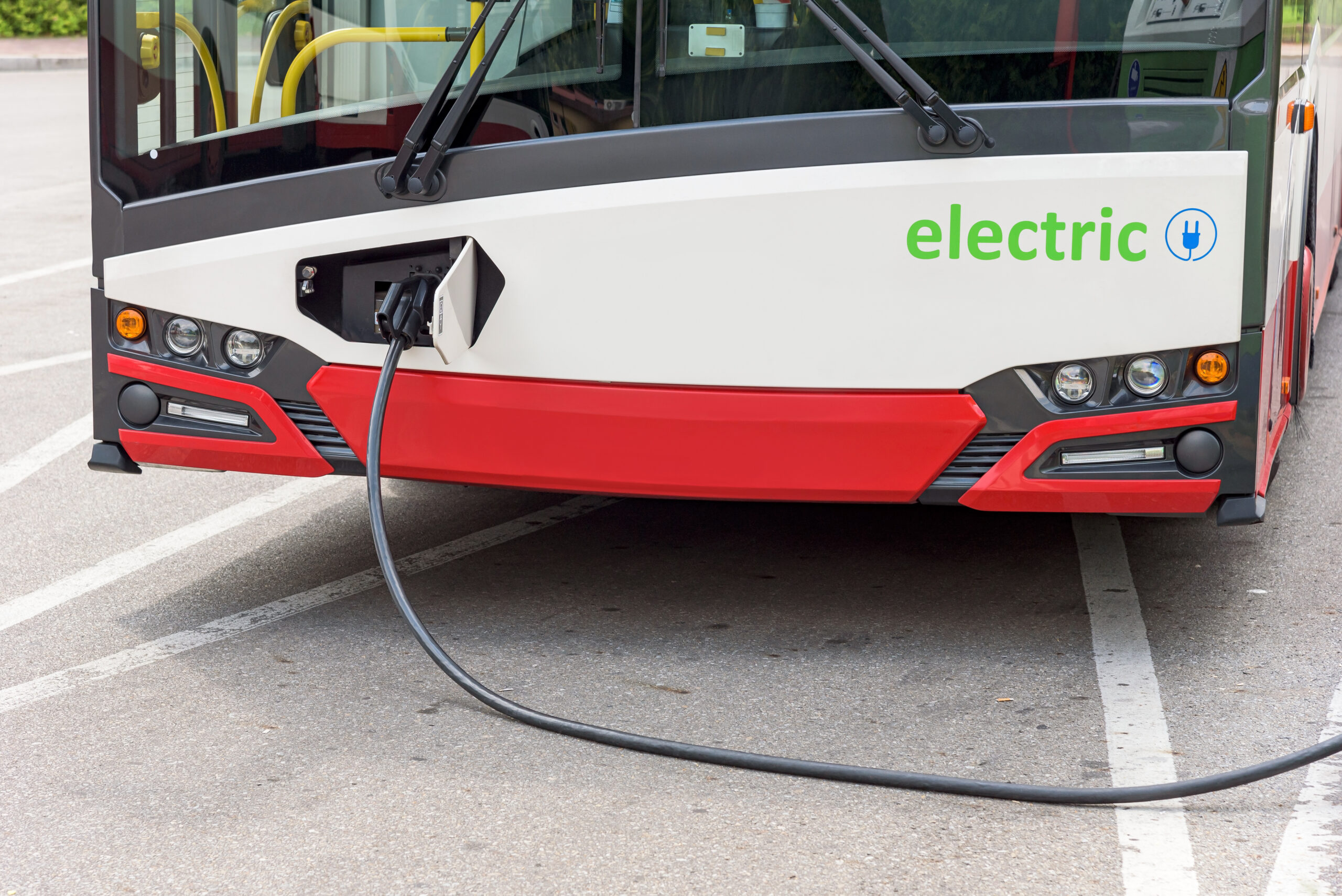 Gros plan d'un bus électrique de transport public à la station de recharge