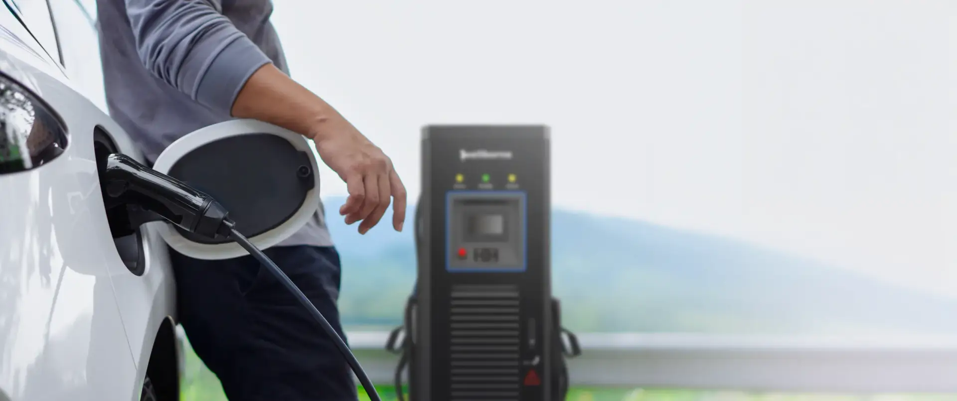 Véhicule électrique en charge sur une station Wellborne